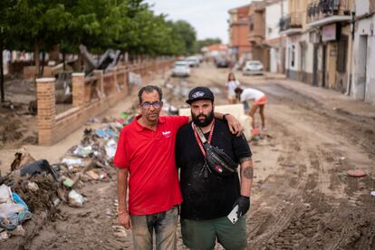 From left to right, waiter José Luis García and Fermín Domingo, owner of the 'De cine' bar, pose in the center of town.