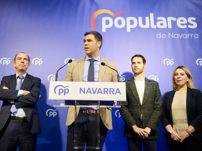 El presidente del PPN, Javier García, interviene ante la presencia de la secretaria general del PPN, Amelia Salanueva, y los diputados Carlos García Adanero y Sergio Sayas, este martes en Pamplona.