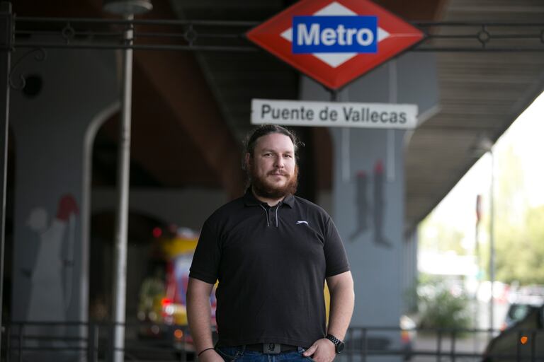 Ramón Couso, periodista, nació en Vallecas, donde vive ahora con su pareja y sus cuatro hijos.