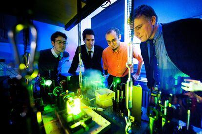 Los expertos Julian Schmitt, Jan Klaers, Frank Vewinger y Martin Weitz (de izquierda a derecha) junto al experimento en que han logrado crear un superfotón