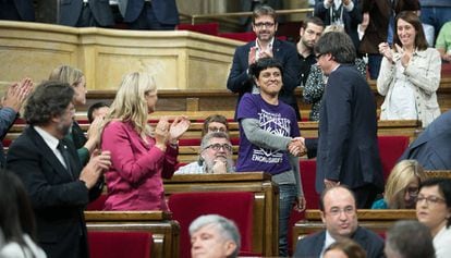 Carles Puigdemont con Anna Gabriel tras superar la cuesti&oacute;n de confianza.