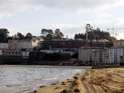 Edificios en construcción en una playa del municipio coruñés de Sada.