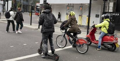 Tres medios de transporte, en una calle de Londres (Reino Unido), en mayo. 