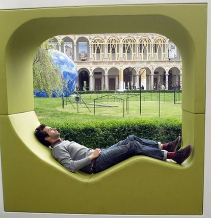 Una de las creaciones que pueden contemplarse en el Salón del Mueble de Milán, que acoge hasta el 17 de abril los trabajos de diseñadores de todo el mundo, es este sillón con vistas que se llama <i>Driade</i>. Es obra del diseñador francés Philippe Stark y del español Eugeni Quittlet, quien sostiene que el plástico es el futuro.