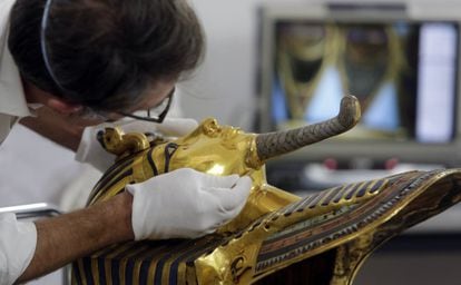 Trabajos de restauración de la famosa máscara de oro del faraón Tutankamón.