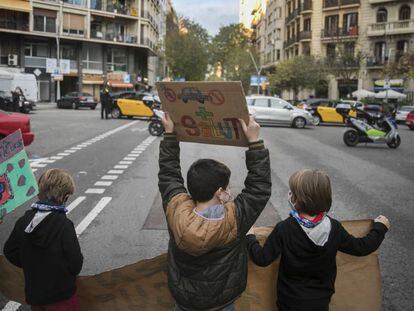 Nens de diferents escoles de Barcelona, tallant el trànsit en protesta contra la contaminació, aquest divendres. 