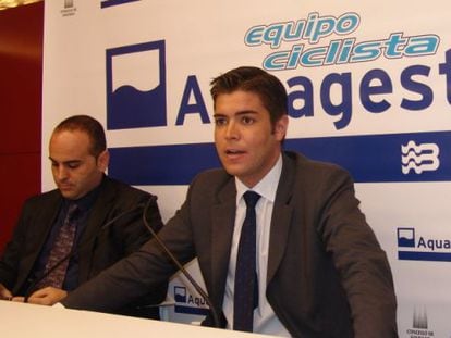 Varela junto a Henry La&iacute;&ntilde;o, gerente de Aquagest