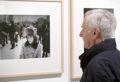 Un hombre observa una fotografía de Sergei Kiselev expuesta en el Photomuseum de Zarautz.