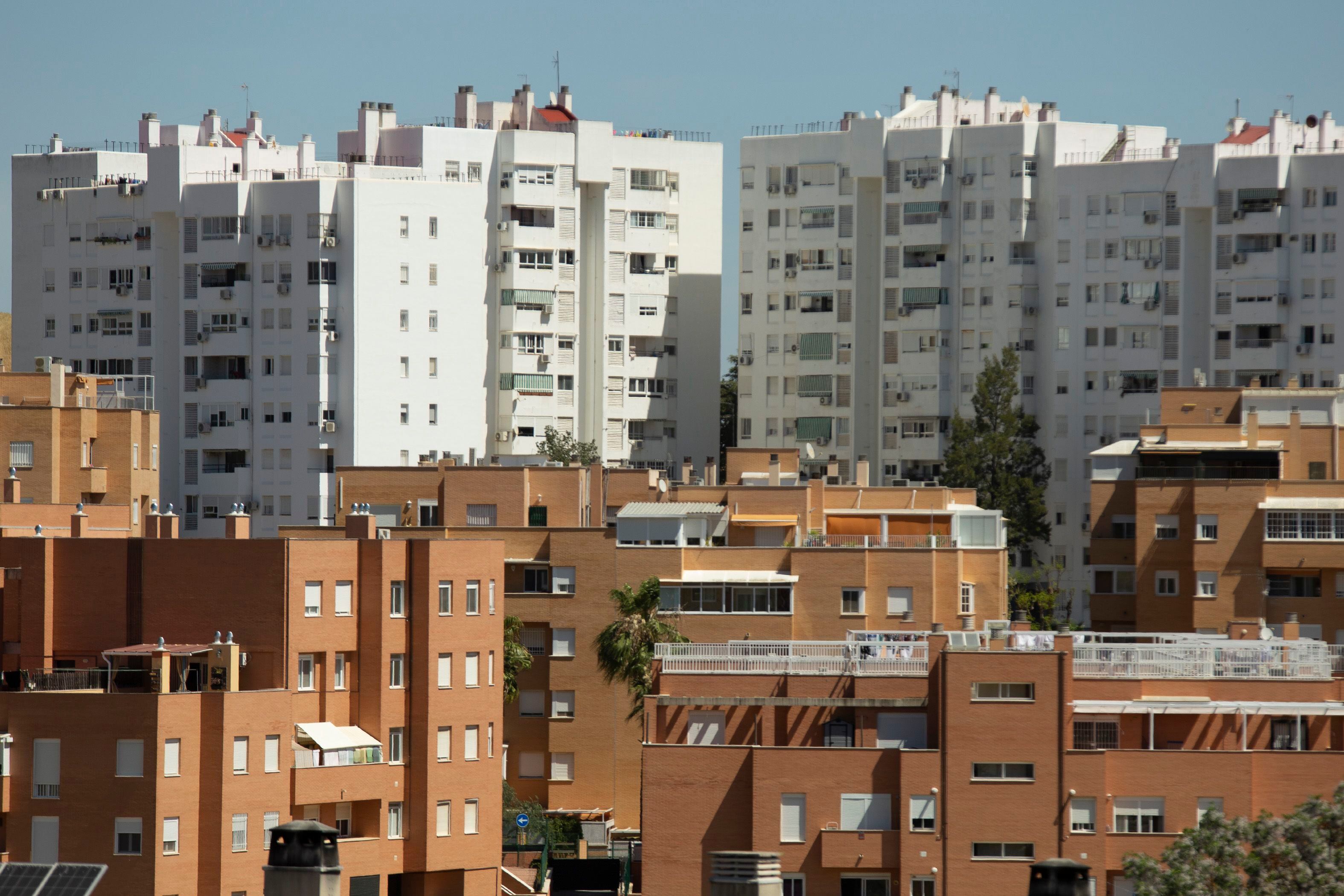 Viviendas en la localidad sevillana de Camas, este lunes. 