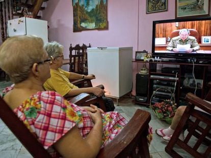 Dos espectadoras ven la televisión durante una de las comparecencias de Raul Castro