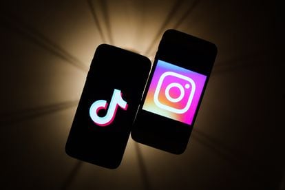 Dos teléfonos con los logos de TikTok e Instagram.