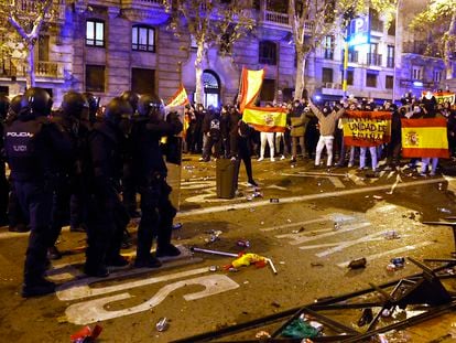 Agentes de la Policía Nacional intervienen durante la concentración de este lunes frente a la sede del PSOE en la calle Ferraz, en Madrid.
