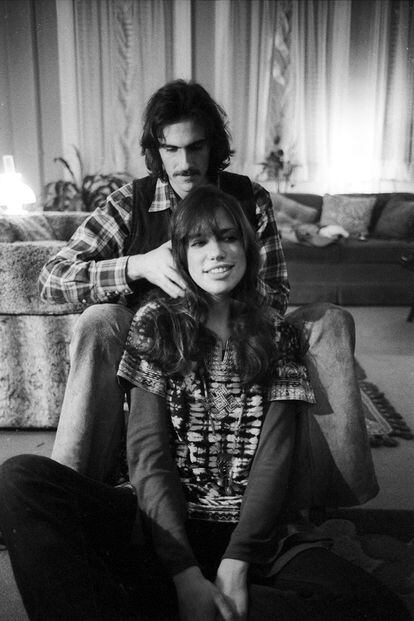 Carly Simon y James Taylor en su casa de Nueva York en 1971.