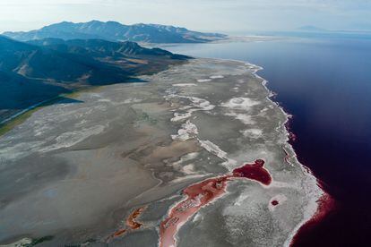 El aumento de la evaporación ha acelerado la pérdida de agua del lago, como se observa en el sobrevuelo en avioneta.