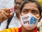 Una estudiante en cuya mascarilla se lee 'Stop violación' alza el puño durante una manifestación contra la violencia machista en el país en Dhaka, capital de Bangladés, el pasado 8 de octubre de 2020. Las protestas comenzaron tres días antes, después de la difusión en redes sociales de un vídeo de una mujer siendo atacada sexualmente y torturada por un grupo de hombres.