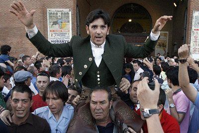 Diego Ventura sale a hombros ayer por la puerta grande de Las Ventas.