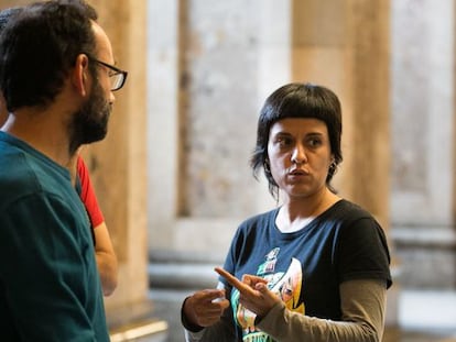 Anna Gabriel conversa con otros diputados de la CUP este martes.