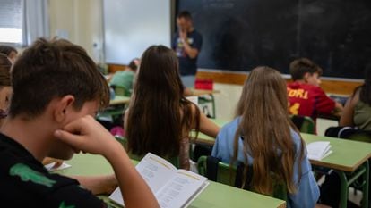 Un professor imparteix una classe de lectura en un institut d'educació secundària, a Santa Eulàlia de Ronçana.