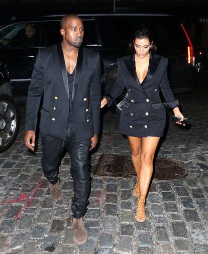 Chaqueta parecida, distintos estilos. El rapero Kanye West y su mujer, la estrella de la telerrealidad Kim Kardashian, en noviembre de 2014.