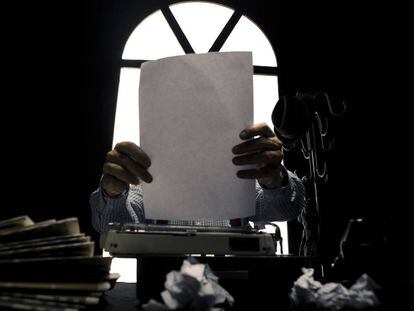 Un hombre escribiendo a m&aacute;quina