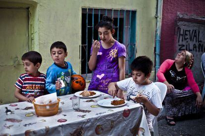 Cada sábado, un grupo de vecinos y estudiantes voluntarios preparan comida para las familias más pobres. En las calles del barrio se monta una mesa larga para que la gente pueda ir a comer.
