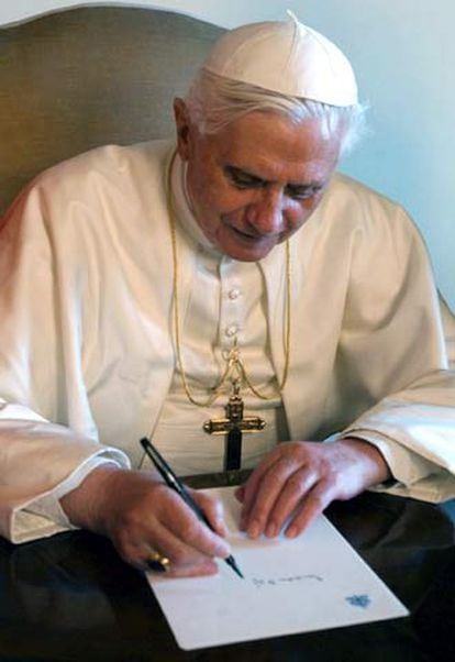 El papa Benedicto XVI firma documentos en su apartamento del Vaticano en su primer día como pontífice.