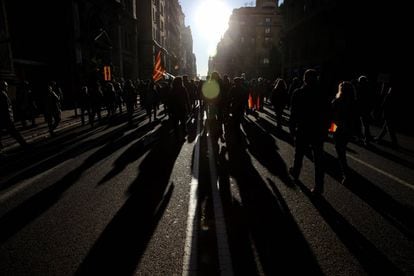 Manifestantes participan en la marcha por la Vía Laietana de Barcelona. Los agentes de los Mossos d'Esquadra han desmontado una barricada que los manifestantes de los CDR habían montado en la avenida Paral·lel de Barcelona, el punto de mayor tensión de las protestas convocadas contra el Consejo de Ministros, cruzando contenedores y vallas metálicas.