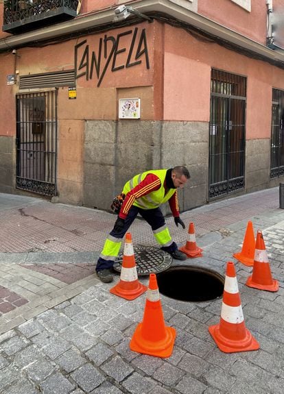 Un trabajador frente al Candela el día de su cierre, a 11 de enero de 2022, en Madrid.