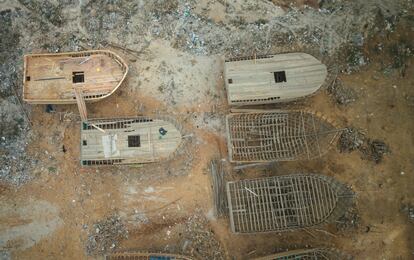 Vista aérea de la construcción de embarcaciones en un astillero ilegal en la localidad de La Tortuga, en Piura, el 7 de noviembre de 2023.