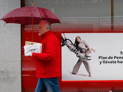Un cartel promocional de planes de pensiones, en una oficina de Banco Santander.