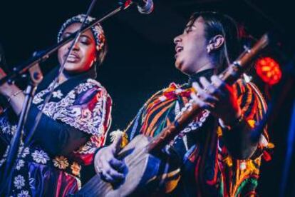 Asmâa Hamzaoui (derecha) y su hermana Aicha, el martes en el concierto de Sevilla del ciclo Son Estrella Galicia.