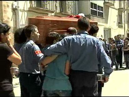 Almatret despide a uno de los bomberos fallecidos en Tarragona