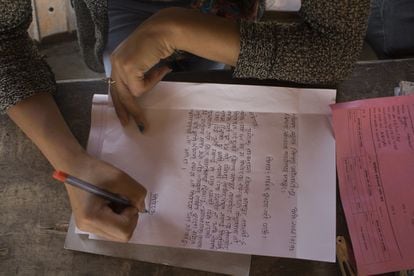 Bimala ayuda a rellenar una denuncia de un ciudadano que no sabe escribir en la comisaría de Bhaktapur, en el Valle de Katmandú. Su trabajo consiste en asesorar a los ciudadanos que quieren registrar denuncias en casos que van desde violencia doméstica a robos o desaparición de personas. De las 2.000 denuncias que se registran en esta comisaría, las trabajadoras de SASANE gestionan unas 100. 