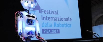 Presentaci&oacute;n de un prototio de robot en el festival internacional de rob&oacute;tica, en Pisa (Italia).
