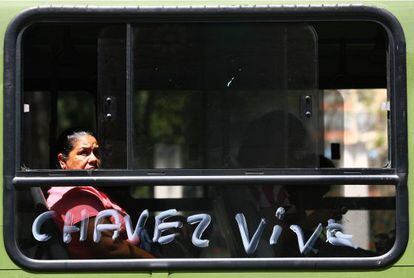 Un autob&uacute;s pasa ante el hospital donde est&aacute; Ch&aacute;vez, en Caracas. 