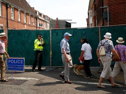 Un policía patrulla este jueves en el cordón establecido en el parque Queen Elizabeth. En vídeo, declaraciones del ministro británico del Interior.