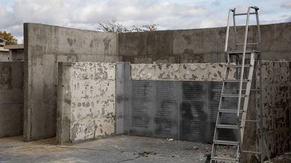Desmontaje de las placas del memorial de La Almudena el pasado mes de noviembre.