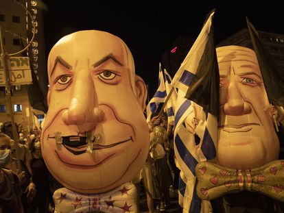 Manifestación anticorrupción con máscaras de Netanyahu, el sábado en Jerusalén.