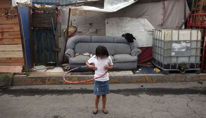 Una niña juega frente a su casa en la Ciudad de México.
