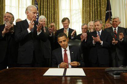 El presidente de Estados Unidos, Barack Obama, tras firmar la orden de cierre de Guantánamo en 2009, ante los aplausos del vicepresidente, Joe Biden y de jefes militares retirados.