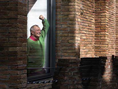 El arquitecto Richard Rogers, fotografiado delante de CaixaForum en Barcelona, donde se exhibe una muestra dedicada a él.