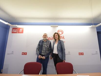 Cristina González, secretaria general del PSE alavés, en la presentación del candidato a la alcaldía de Vitoria, Peio López de Munain.