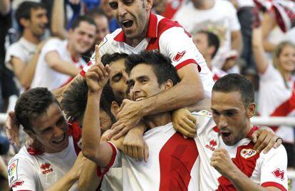 Bueno celebra con sus compañeros su primer gol.