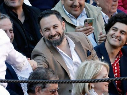 El líder de Vox, Santiago Abascal, junto al torero Morante de la Puebla este sábado en la sexta corrida de la Feria de las Fallas de Valencia.