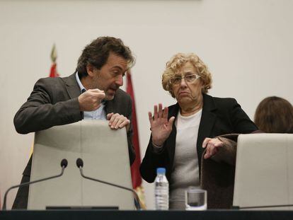 La alcaldesa de Madrid, Manuela Carmena, y el concejal de su grupo Mauricio Valiente, ayer en el Ayuntamiento de la capital.