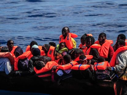 Migrantes rescatados por el 'Astral', de la ONG Open Arms, en abril.