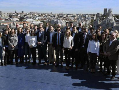 El presidente del PP, Pablo Casado, este sábado en la terraza del Círculo de Bellas Artes de Madrid con los cabezas de lista del partido para las próximas elecciones generales del 28 de abril.