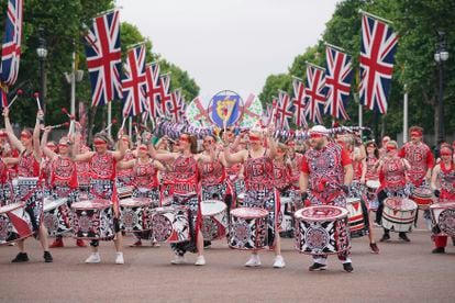 Una banda toca durante el desfile por el Jubileo de Platino de Isabel II.