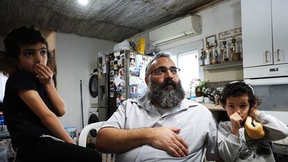 Yehuda Shimon en su casa del asentamiento ilegal en Cisjordania.