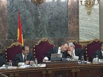 Imagen del Tribunal que juzga el 'procés'. En vídeo, Jordi Pina desespera con el testimonio de los guardias civiles que estudiaron los correos del Jordi Sánchez.